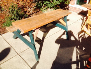 Small one-sided pic-nic table